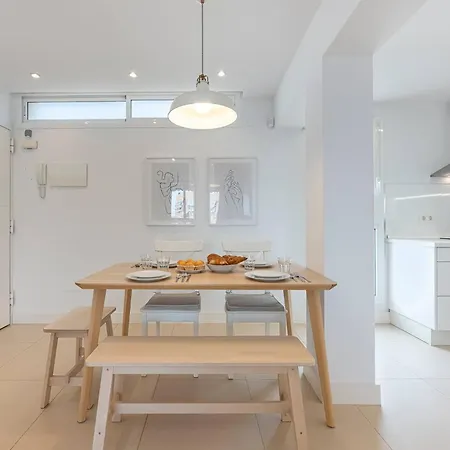 Bright Close To The Sea Apartment